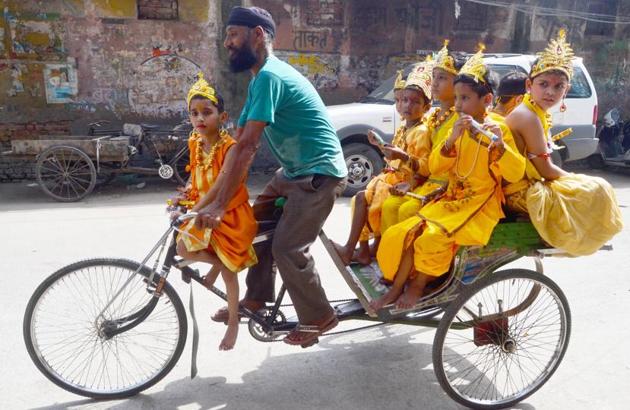 School children dressed as the Hindu Lord Krishna in Amritsar. (Sameer Sehgal/ht)