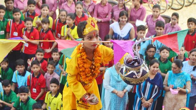Students of Sunvalley Public School dressed as Lord Krishna, trying to break dahi handi during Krishna Janmashtami celebrations at a school campus in Amritsar on Saturday. (Sameer Sehgal/ht)