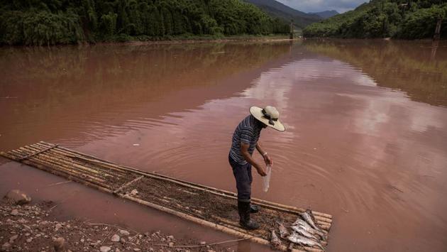 On the Zhougong river, another tributary, seventy-year-old farmer Zhang, reckons big dams have devastated the ecology. Zhang described himself as a “hydropower migrant” after his land was inundated by state dam builders 10 years ago. He said changes in the Zhougong’s flow and temperature had devastated the local fish population, with one species favoured by the Sichuan-born former leader Deng Xiaoping now wiped out. (Damir Sagolj / REUTERS)
