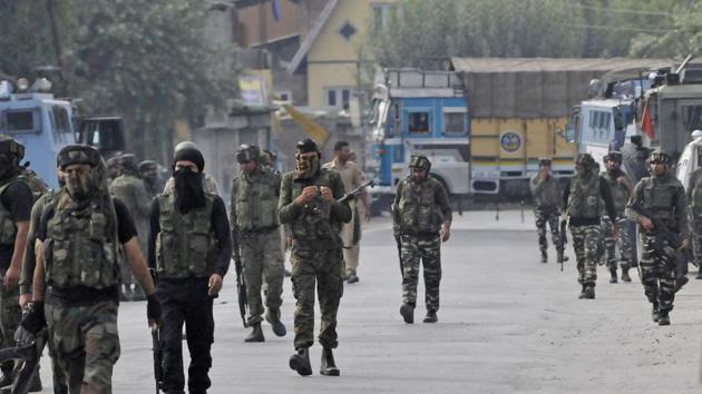 Paramilitary soldiers and police near the encounter site in Batamaloo area of Srinagar on August 12, 2018. Jammu and Kashmir’s State Administrative Council (SAC) has decided to hold municipal polls in October this year followed by panchayat elections a month later.(Representative Image/HT Photo)