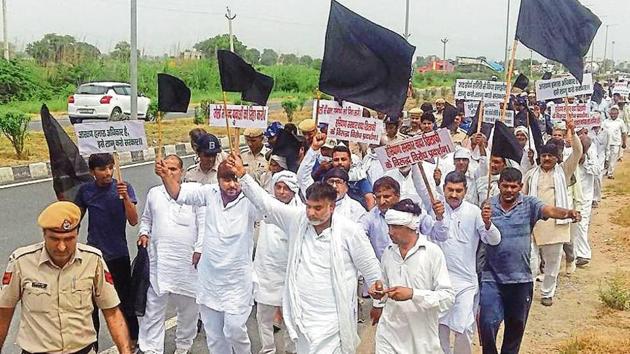 Jat protesters taking out a protest march on the national highway-9 in Hisar district.(HT Photo) Jat protesters taking out a protest march on the national highway-9 in Hisar district.(HT Photo)