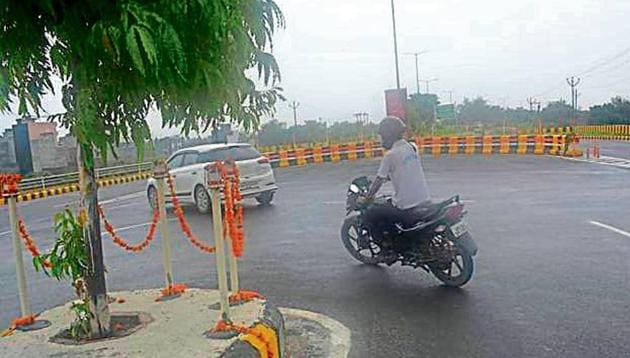 The newly opened u-turn will ease the flow of traffic towards the Hindon elevated road and other areas. (SAKIB ALI/HT PHOTO) The newly opened u-turn will ease the flow of traffic towards the Hindon elevated road and other areas. (SAKIB ALI/HT PHOTO)