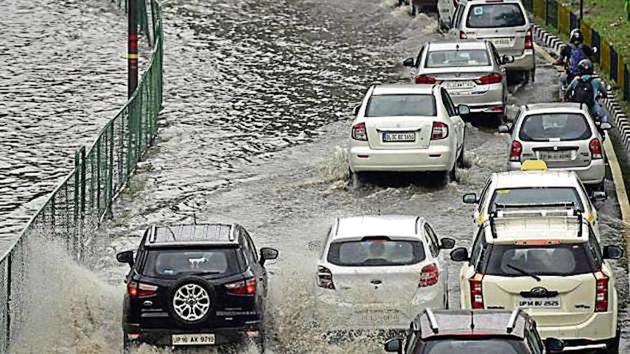 Vehicles navigate a waterlogged road near Rashtriya Dalit Prerna Sthal in Noida on Saturday (Virendra Singh Gosain/HT PHOTO) Vehicles navigate a waterlogged road near Rashtriya Dalit Prerna Sthal in Noida on Saturday (Virendra Singh Gosain/HT PHOTO)