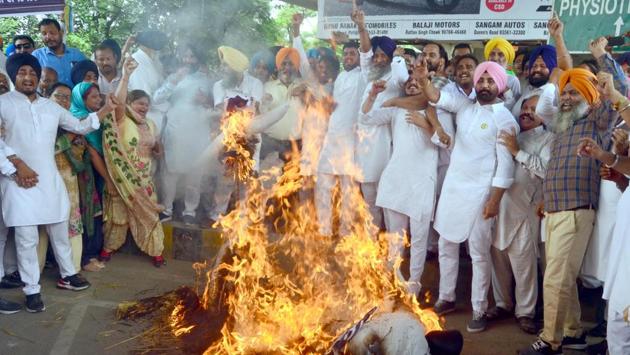 Activists of Shiromani Akali Dal (SAD) party shouting slogans as they burn effigies of Congress president Rahul Gandhi, Punjab chief minister Captain Amarinder Singh and party’s state chief Sunil Jakhar in protest against Justice Ranjit Singh (retd) Commission report on sacrilege incidents, in Amritsar on Saturday. (Sameer Sehgal/HT) Activists of Shiromani Akali Dal (SAD) party shouting slogans as they burn effigies of Congress president Rahul Gandhi, Punjab chief minister Captain Amarinder Singh and party’s state chief Sunil Jakhar in protest against Justice Ranjit Singh (retd) Commission report on sacrilege incidents, in Amritsar on Saturday. (Sameer Sehgal/HT)