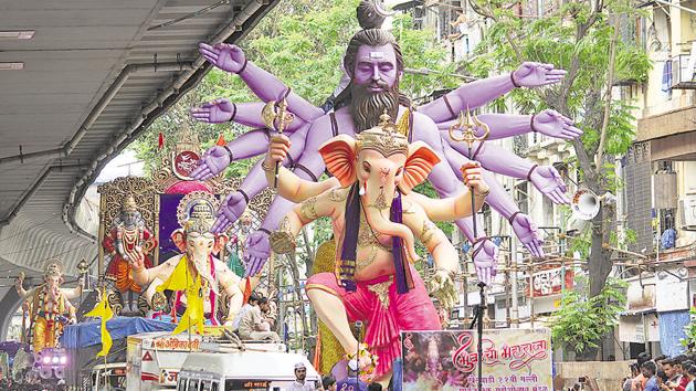 Devotees for different areas carry idols ahead of the Ganesh Festival, at Lalbaug.(HT Photo)