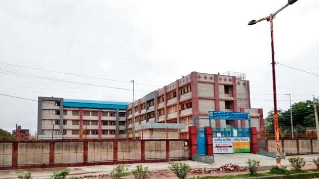 At least 800 students from private schools in the vicinity had moved to the government co-ed senior secondary school in Rohini Sector 22 because of better facilities last year(HT PHOTO)