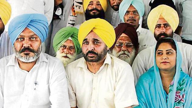 Punjab leader of opposition Harpal Singh Cheema and Sangrur MP Bhagwant Mann during a rally in Bathinda on Sunday.(HT Photo)