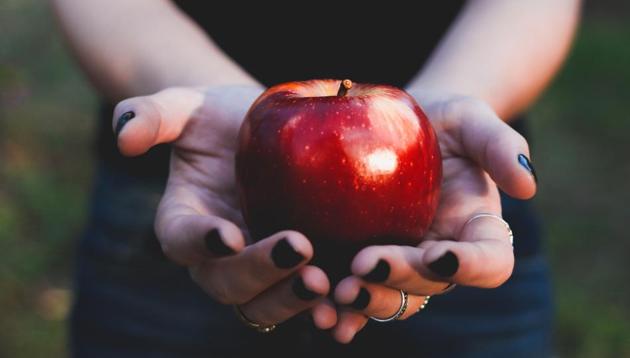 Apples contain the soluble fibre pectin, which absorbs stomach acid and reduces heartburn.(Unsplash)