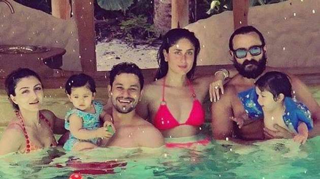 Kareena Kapoor, Saif Ali Khan and son Taimur pose for the mandatory beach pic with Soha Ali Khan, Kunal Kemmu and daughter Inaaya during Maldives vacation.(SohaAliKhan/Instagram)