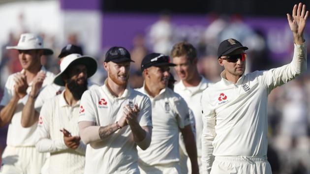 England's Joe Root, right,leads his players from the pitch after England defeated India on the fourth day of the 4th cricket test match between England and India at the Ageas Bowl in Southampton, England, Sunday, Sept. 2, 2018. England and India are playing a 5 test series. (AP Photo/Alastair Grant) (AP)