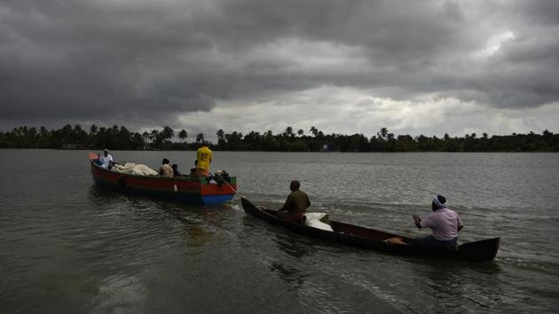 Flood-affected people who had taken refuge in relief camps return to their houses in boats in Kuttanad, Alappuzha.(AP File Photo)