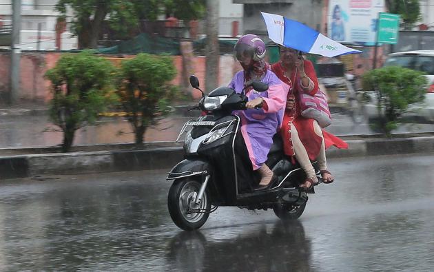 Commuters caught in rain in Jaipur. Heavy rain lashed Rajasthan’s eastern districts in 24 hours, Met Department said Monday. (HT Photo) Commuters caught in rain in Jaipur. Heavy rain lashed Rajasthan’s eastern districts in 24 hours, Met Department said Monday. (HT Photo)