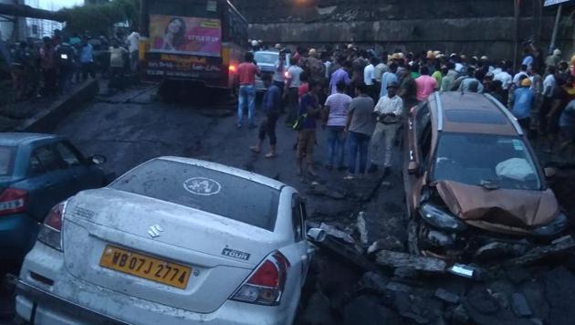 Cars crushed under the rubble of the Kolkata bridge collapse. (Samir Jana/HT Photo) Cars crushed under the rubble of the Kolkata bridge collapse. (Samir Jana/HT Photo)