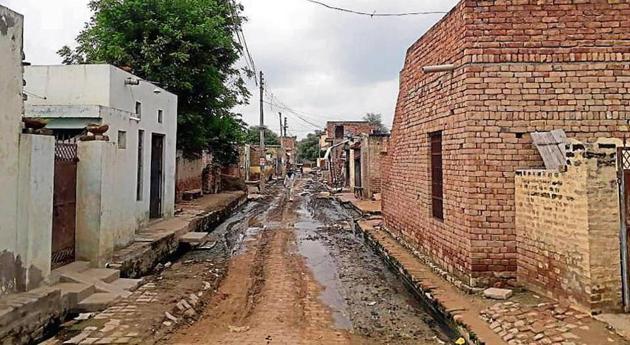 The streets of Mirchpur village in Hisar wear a deserted look since the Delhi high court verdict.(HT Photo) The streets of Mirchpur village in Hisar wear a deserted look since the Delhi high court verdict.(HT Photo)