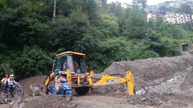 The road stretch connecting Tuttikandi to Dhalli was damaged due to a landslide.(HT photo)