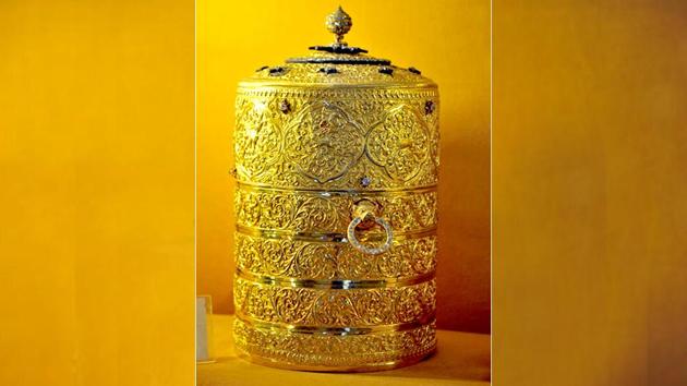 Police said burglars broke open the wooden ventilator of the museum and got into the hall using a rope to steal the artefacts, including a diamond-studded golden lunch box (pictured here).(HT Photo) Police said burglars broke open the wooden ventilator of the museum and got into the hall using a rope to steal the artefacts, including a diamond-studded golden lunch box (pictured here).(HT Photo)