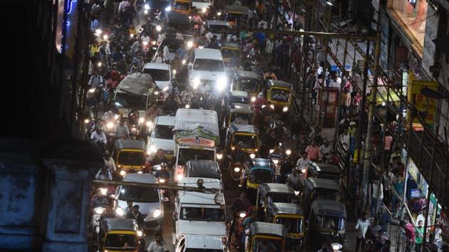 Heavy traffic congestion during the Dahi Handi festival at Suvarnayug Tarun Mandal, Shivaji road on Monday. (Pratham Gokhale/HT Photo)