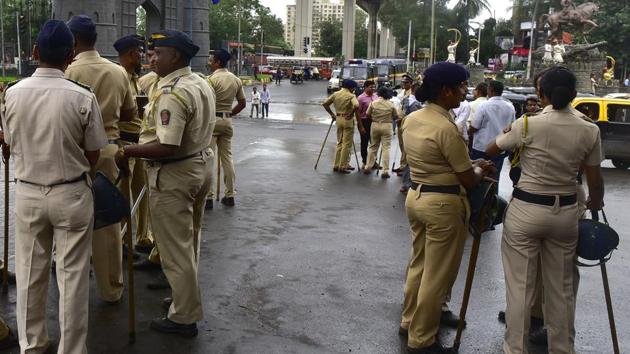 The woman posed as a policewoman and contacted another woman, claiming that an offence of kidnapping and theft was registered against the latter at the Kalyan police station. (HT Photo/Representative image) The woman posed as a policewoman and contacted another woman, claiming that an offence of kidnapping and theft was registered against the latter at the Kalyan police station. (HT Photo/Representative image)