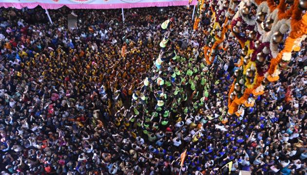 Govinda squads during the Dahi Handi festival at Suvarnayug Tarun Mandal, Shivaji road, on Monday. (Pratham Gokhale/HT Photo)