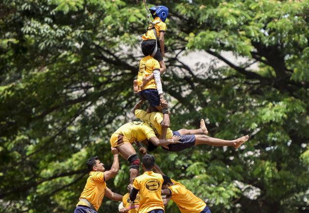 Govindas perform in Dadar on Monday. (Kunal Patil/HT Photo) Govindas perform in Dadar on Monday. (Kunal Patil/HT Photo)