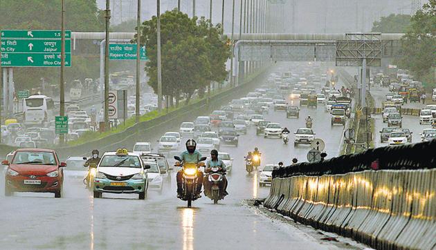 Vehicles on the Delhi-Jaipur expressway near Gurugram during a rainy spell on Saturday. (Yogendra Kumar/HT PHOTO) Vehicles on the Delhi-Jaipur expressway near Gurugram during a rainy spell on Saturday. (Yogendra Kumar/HT PHOTO)