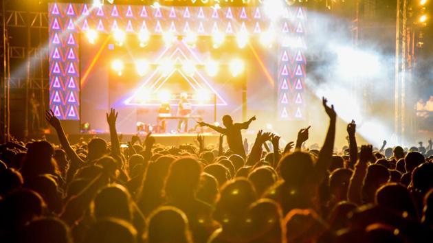 Puneites enjoying a DJ night as part of the Dahi Handi celebrations at Jeet ground in Kothrud organised by the Om Charitable trust on Monday. (Sanket Wankhade/HT PHOTO)
