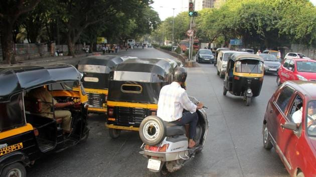 Mumbaikars may soon be able to hire two-wheelers that could cost <span class='webrupee'>₹</span>2-5 per kilometre or <span class='webrupee'>₹</span>300-500 per day, depending upon the variants, if the city traffic police green signals the proposal.(HT File Photo)