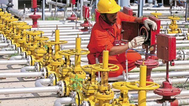 An engineer works inside the Kalol oil field in Gujarat. State-run refiners need government permission to import oil on a delivered, or cost, insurance and freight (CIF), basis. Federal policy requires them to favour Indian insurers and shippers by buying only on a free on board (FOB) basis(Reuters File Photo/Representative image)