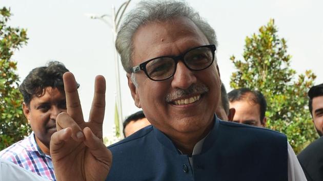 Leader of ruling Pakistan Tehreek-e-Insaf (PTI) party Arif Alvi flashes the victory sign on his arrival before the president election at the National Assembly in Islamabad on September 4.(AFP Photo)