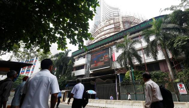 People walk past the Bombay Stock Exchange (BSE) building in Mumbai, India, December 18, 2017. REUTERS/Shailesh Andrade/File Photo (REUTERS) People walk past the Bombay Stock Exchange (BSE) building in Mumbai, India, December 18, 2017. REUTERS/Shailesh Andrade/File Photo (REUTERS)