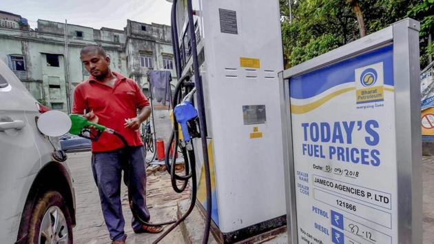 An employee fills a vehicle with fuel at a filling station, in New Delhi. Fuel prices continues to rise for the 10th day on Tuesday with petrol reaching <span class='webrupee'>?</span>79.31 a litre and diesel <span class='webrupee'>?</span>71.34.(PTI File Photo)