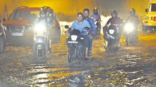 Vehicles wade through waterlogged street after heavy rain at Sarita Vihar underpass, in New Delhi on Monday. (Sanchit Khanna/HT PHOTO) Vehicles wade through waterlogged street after heavy rain at Sarita Vihar underpass, in New Delhi on Monday. (Sanchit Khanna/HT PHOTO)