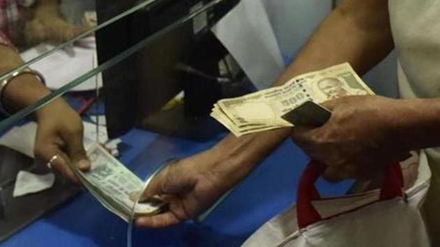 A man gets his old 500 rupees notes exchanged with 100 rupees at Canara Bank Ghatkopar (W) in Mumbai, India.(HT File Photo)