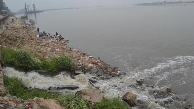 Dirty sewerage water with all its pollutants flows into the Ganga.(HT File Photo)