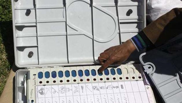 Though the opposition parties have been demanding that the Election Commission of India switch back to ballot paper regime, itdispatched 37,140 VVPAT machines to 11 districts of Maharashtra. (HT File) Though the opposition parties have been demanding that the Election Commission of India switch back to ballot paper regime, itdispatched 37,140 VVPAT machines to 11 districts of Maharashtra. (HT File)