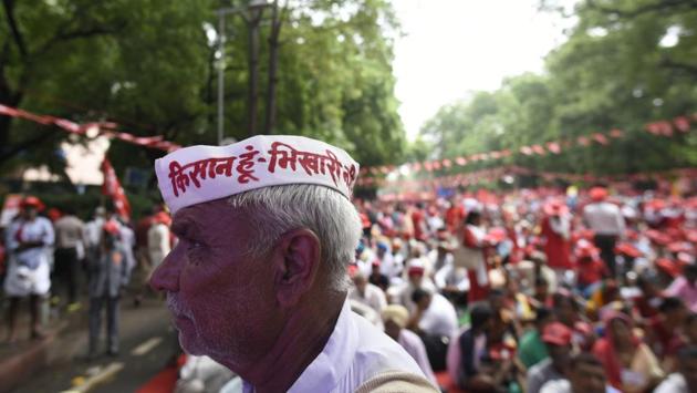 Thousands of farmers and workers took out a protest march in the national capital demanding remunerative prices for farm produce as per the Swaminathan Committee recommendations, loan waiver and a minimum wage of not less than Rs 18,000 a month. Organised by Left-wing farmers’ and workers’ outfits, the ‘Mazdoor Kishan Sangharsh Rally’, began from Ramlila Maidan and culminated at Parliament Street. (Burhaan Kinu / HT Photo) Thousands of farmers and workers took out a protest march in the national capital demanding remunerative prices for farm produce as per the Swaminathan Committee recommendations, loan waiver and a minimum wage of not less than Rs 18,000 a month. Organised by Left-wing farmers’ and workers’ outfits, the ‘Mazdoor Kishan Sangharsh Rally’, began from Ramlila Maidan and culminated at Parliament Street. (Burhaan Kinu / HT Photo)