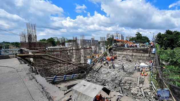 NDRF team members rest under a tent as the rescue operations are underway after the collapse of Majerhat bridge, in Kolkata on September 5.(PTI Photo)