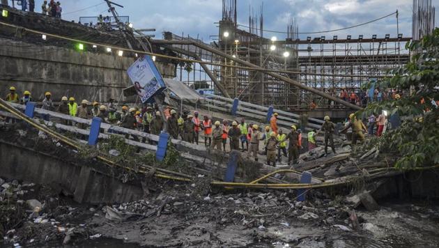 A part of the 50-year-old Majerhat bridge’s central section caved in on Tuesday, killing two people and injuring 19.(PTI)