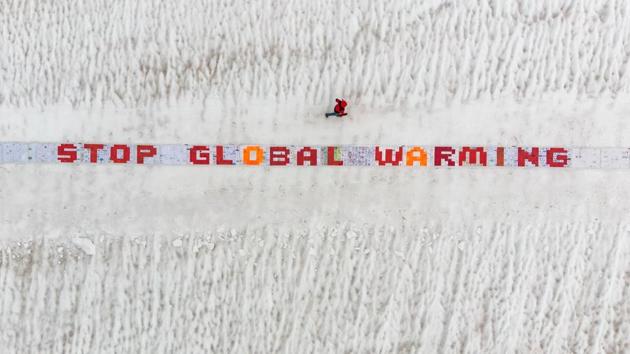 An aerial picture shows a giant roll of more than 2500 laminated postcards displayed for an exhibit test of an action against climate change, in the Aletsch Glacier near the Jungfraujoch in the Swiss Alps on August 13.(AFP Photo)