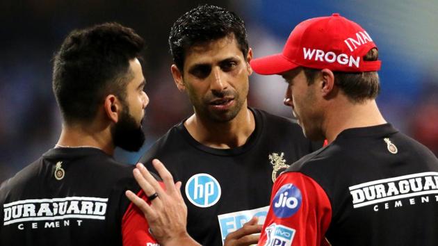 Ashish Nehra in conversation with Virat Kohli (L) and AB De Villiers.(IPL)