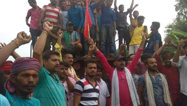 Bharat Bandh protest: Protesters stop train in Darbhanga on Thursday. (ANI Photo) Bharat Bandh protest: Protesters stop train in Darbhanga on Thursday. (ANI Photo)