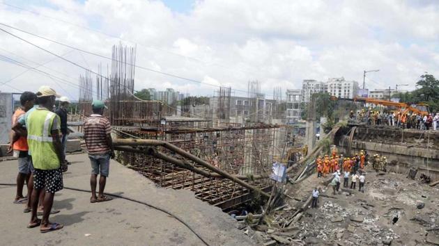 A section of the bridge collapsed on September 4 disrupting an arterial connection between the city of Kolkata and South 24 Parganas district. The Diamond Harbour Road, of which the bridge was a part, is one of the routes which was used by some vehicles going to and coming from Kolkata Dock Complex.(Samir Jana)