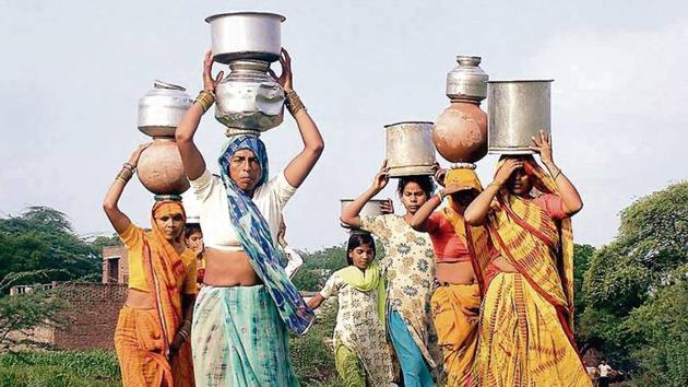 An NSSO survey shows that in rural areas, the average trip to the water source takes 20 minutes and there is a 15­minute waiting time and it takes several trips to meet the water needs.(PTI File Photo)
