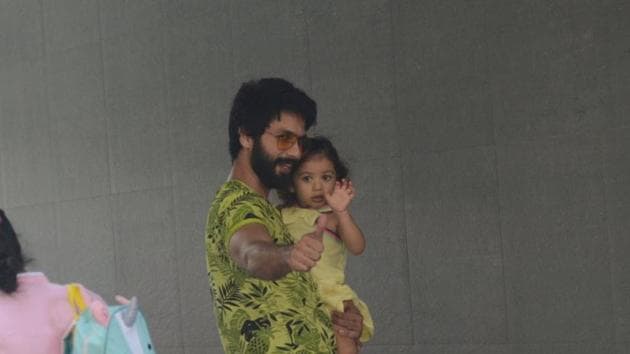 Shahid Kapoor and daughter Misha arrive to meet Mira Rajput and the new baby.(VIral Bhayani)