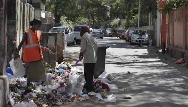 Garbage lies scattered outside garbage bins in Dadar, Mumbai. (Kalpak Pathak / HT Photo) Garbage lies scattered outside garbage bins in Dadar, Mumbai. (Kalpak Pathak / HT Photo)