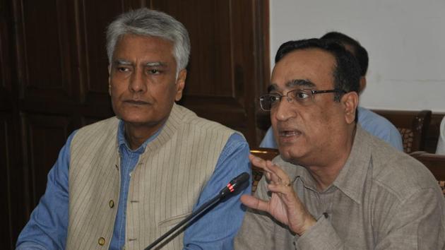 Congress leader Ajay Maken addresses a press conference in Chandigarh. (Karun Sharma/HT Photo)