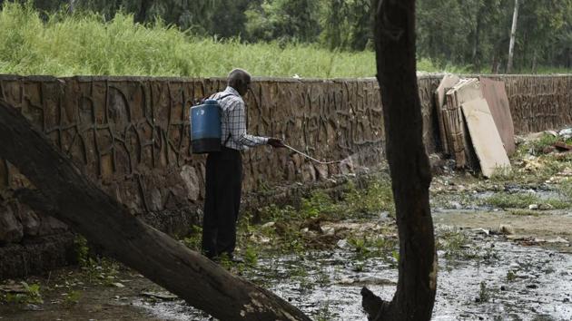 A field worker sprays chemicals to ward off mosquitoes in Okhla Shaheen Bagh, New Delhi, on Tuesday. (Burhaan Kinu/HT Photo) A field worker sprays chemicals to ward off mosquitoes in Okhla Shaheen Bagh, New Delhi, on Tuesday. (Burhaan Kinu/HT Photo)