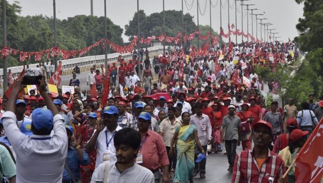 Over a lakh farmers and workers took out a protest march in the national capital to demand remunerative prices for farm produce, loan waiver and a minimum wage of not less than Rs 18,000 a month.(Sonu Mehta/HT Photo)