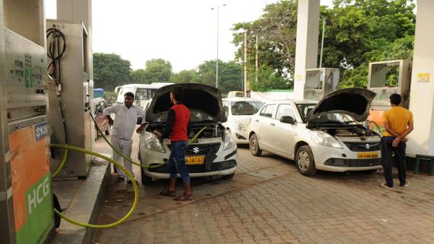 A CNG filling station at Delhi-Gurugram expressway near sector 31, Gurugram, on Wednesday. (Parveen Kumar/HT Photo) A CNG filling station at Delhi-Gurugram expressway near sector 31, Gurugram, on Wednesday. (Parveen Kumar/HT Photo)