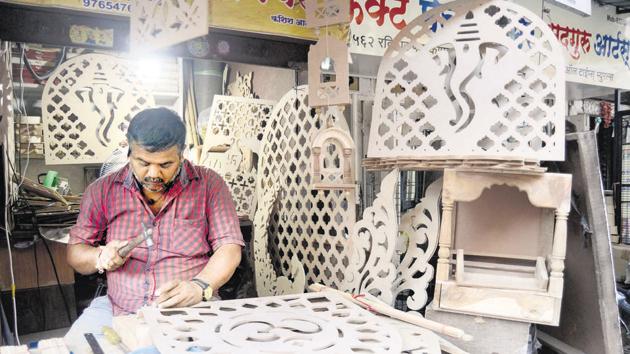 Cardboard decorations are available in the market instead of thermocol in Pune on Wednesday. (Ravindra Joshi/HT PHOTO) Cardboard decorations are available in the market instead of thermocol in Pune on Wednesday. (Ravindra Joshi/HT PHOTO)